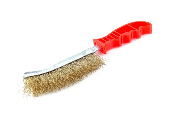 Perie de sarma cu peri sertizati, placati cu alama si maner din platic, lungime totala 25,5 cm