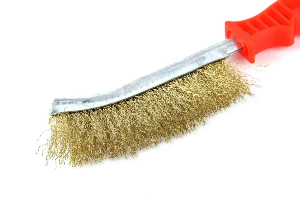 Perie de sarma cu peri sertizati, placati cu alama si maner din platic, lungime totala 25,5 cm