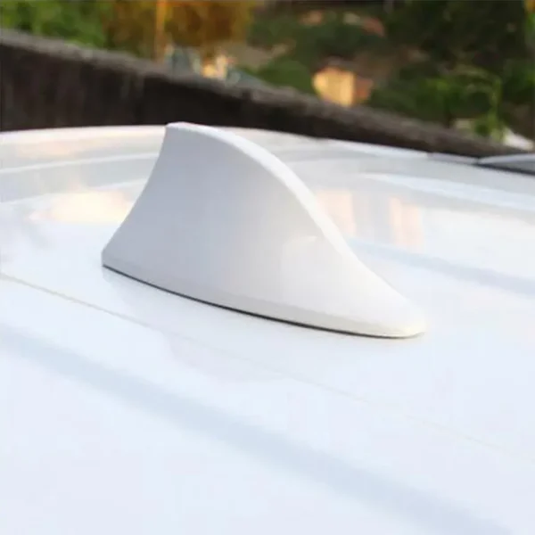 Antena auto activa AM - FM tip "SHARK TAIL" culoare ALB
