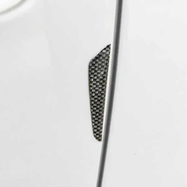 Set 8 elemente de protectie usa "Imitatie Carbon", flexibile, autoadezive, culoare Neagra