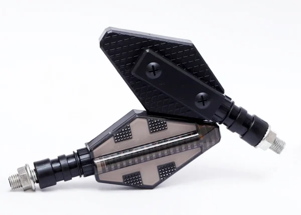 Set 2 lampi Semnalizare Moto, model CROSS, cu 2 functii, pozitie si semnalizare, tensiune 12V