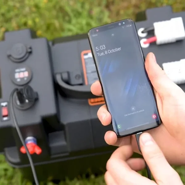 Cutie Ermetica SMART pentru baterie auto, multifunctionala cu terminale externe, voltmetru, pentru calatorii, camping, ambarcatiuni, rulote