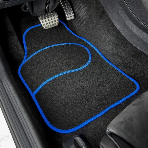 Set 4 Covorase auto din Mocheta, model Universal, culoare Negru cu margine Albastra, dimensiuni fata 64 x 44cm | spate 44 x 29cm