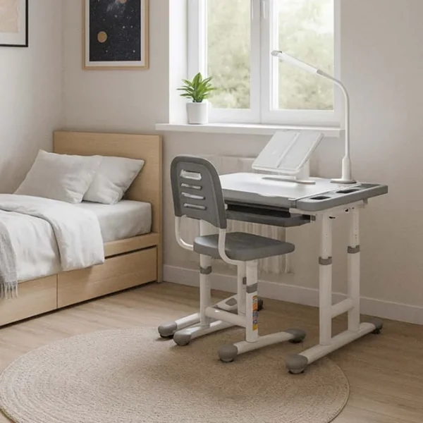 Set birou reglabil pentru copii cu scaun ergonomic, lampa LED USB, blat inclinabil, suport carti si organizator, 70 x 51 cm, culoare gri/alb, pentru scolari si